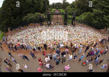 Sandringham, Großbritannien. 12. September 2022. Blumenschmuck an den Norwich Gates in Sandringham, Norfolk. Das Land trauert noch offiziell um Königin Elisabeth II., die von König Karl III. Abgelöst wurde Königin Elizabeth II. Starb am 8. September 2022, als sie im Balmoral Castle in Schottland wohnte. Kredit: Paul Marriott/Alamy Live Nachrichten Stockfoto