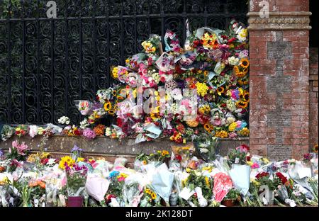 Sandringham, Großbritannien. 12. September 2022. Blumengebete heute, 12.. September, bei den Norwich Gates in Sandringham, Norfolk. Das Land trauert noch offiziell um Königin Elisabeth II., die von König Karl III. Abgelöst wurde Königin Elizabeth II. Starb am 8. September 2022, als sie im Balmoral Castle in Schottland wohnte. Kredit: Paul Marriott/Alamy Live Nachrichten Stockfoto