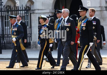 König Charles III, Prinzessin Anne, die Königliche Prinzessin, Prinz Andrew, Herzog von York, Prinz Edward, der Graf von Wessex, Prinz William, der Prinz von Wales, Prinz Harry, der Herzog von Sussex, gehen hinter der Trauerprozession mit dem Sarg von Königin Elizabeth II, Reisen vom Buckingham Palace zur Westminster Hall, Wo sie vier Tage lang im Zustand liegen wird. Das Land trauert noch offiziell um Königin Elisabeth II., die von König Karl III. Abgelöst wurde Königin Elizabeth II. Starb am 8. September 2022, als sie im Balmoral Castle in Schottland wohnte. Stockfoto