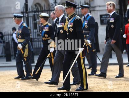 König Charles III, Prinzessin Anne, die Königliche Prinzessin, Prinz Andrew, Herzog von York, Prinz Edward, der Graf von Wessex, Prinz William, der Prinz von Wales, Prinz Harry, der Herzog von Sussex, gehen hinter der Trauerprozession mit dem Sarg von Königin Elizabeth II, Reisen vom Buckingham Palace zur Westminster Hall, Wo sie vier Tage lang im Zustand liegen wird. Das Land trauert noch offiziell um Königin Elisabeth II., die von König Karl III. Abgelöst wurde Königin Elizabeth II. Starb am 8. September 2022, als sie im Balmoral Castle in Schottland wohnte. Stockfoto