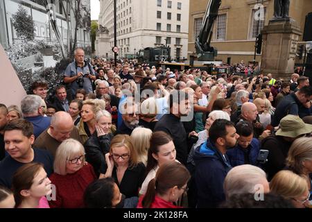 London, Großbritannien. 14. September 2022. Die Menschenmassen packen Whitehall, warten auf die Trauerprozession, die den Sarg von Königin Elizabeth II. Trägt, und fahren vom Buckingham Palace zur Westminster Hall, wo er vier Tage lang im Staat liegen wird. Das Land trauert noch offiziell um Königin Elisabeth II., die von König Karl III. Abgelöst wurde Königin Elizabeth II. Starb am 8. September 2022, als sie im Balmoral Castle in Schottland wohnte. Kredit: Paul Marriott/Alamy Live Nachrichten Stockfoto