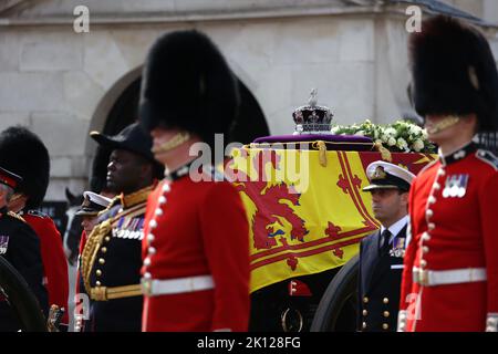 London, Großbritannien. 14. September 2022. Die Imperial State Crown sitzt auf dem Sarg und trägt Königin Elizabeth II. (Bild: 14. September 2022), während sie vom Buckingham Palace zur Westminster Hall fährt, wo sie vier Tage lang im Staat liegen wird. Das Land trauert noch offiziell um Königin Elisabeth II., die von König Karl III. Abgelöst wurde Königin Elizabeth II. Starb am 8. September 2022, als sie im Balmoral Castle in Schottland wohnte. Kredit: Paul Marriott/Alamy Live Nachrichten Stockfoto