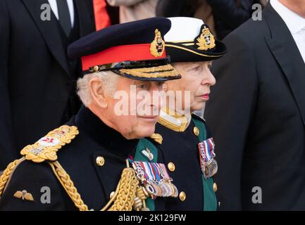 König Charles III. Geht hinter dem Leichenwagen mit dem Leichnam seiner Mutter, Königin Elizabeth II., entlang der Royal Mile zur St. Giles Cathedral in Edinburgh Stockfoto