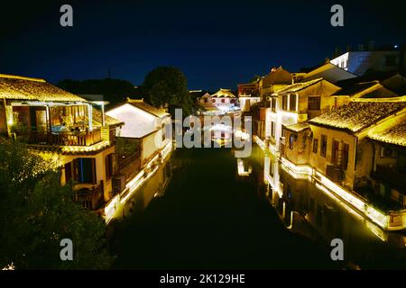 Suzhou, Suzhou, China. 15. September 2022. Am 9. September 2022 hat die alte Stadt Tongli im Bezirk Wujiang, Stadt Suzhou, Provinz Jiangsu, einen anderen Stil unter der Nacht: Sie befindet sich in der antiken Stadt Tongli, Bezirk Wujiang, Stadt Suzhou, Provinz Jiangsu. Die Laternen leuchten, die alten Gebäude leuchten, das klare Wasser umgibt und reflektiert die weißen Wände und blauen Fliesen, was ein wunderschönes Bild umreißt wie ein Traum von Jiangnan.Tongli Ancient Town wurde in der Song Dynastie erbaut. Es gibt viele Gärten, Tempel, Villen und ehemalige Residenzen von Prominenten in der Stockfoto