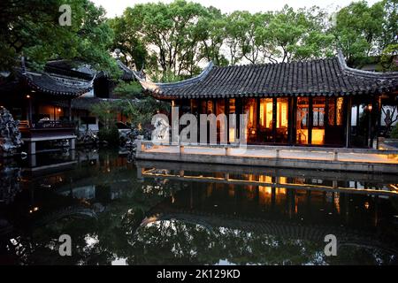 Suzhou, Suzhou, China. 15. September 2022. Am 9. September 2022 hat die alte Stadt Tongli im Bezirk Wujiang, Stadt Suzhou, Provinz Jiangsu, einen anderen Stil unter der Nacht: Sie befindet sich in der antiken Stadt Tongli, Bezirk Wujiang, Stadt Suzhou, Provinz Jiangsu. Die Laternen leuchten, die alten Gebäude leuchten, das klare Wasser umgibt und reflektiert die weißen Wände und blauen Fliesen, was ein wunderschönes Bild umreißt wie ein Traum von Jiangnan.Tongli Ancient Town wurde in der Song Dynastie erbaut. Es gibt viele Gärten, Tempel, Villen und ehemalige Residenzen von Prominenten in der Stockfoto