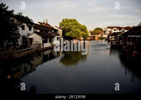 Suzhou, Suzhou, China. 15. September 2022. Am 9. September 2022 hat die alte Stadt Tongli im Bezirk Wujiang, Stadt Suzhou, Provinz Jiangsu, einen anderen Stil unter der Nacht: Sie befindet sich in der antiken Stadt Tongli, Bezirk Wujiang, Stadt Suzhou, Provinz Jiangsu. Die Laternen leuchten, die alten Gebäude leuchten, das klare Wasser umgibt und reflektiert die weißen Wände und blauen Fliesen, was ein wunderschönes Bild umreißt wie ein Traum von Jiangnan.Tongli Ancient Town wurde in der Song Dynastie erbaut. Es gibt viele Gärten, Tempel, Villen und ehemalige Residenzen von Prominenten in der Stockfoto