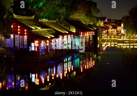 Suzhou, Suzhou, China. 15. September 2022. Am 9. September 2022 hat die alte Stadt Tongli im Bezirk Wujiang, Stadt Suzhou, Provinz Jiangsu, einen anderen Stil unter der Nacht: Sie befindet sich in der antiken Stadt Tongli, Bezirk Wujiang, Stadt Suzhou, Provinz Jiangsu. Die Laternen leuchten, die alten Gebäude leuchten, das klare Wasser umgibt und reflektiert die weißen Wände und blauen Fliesen, was ein wunderschönes Bild umreißt wie ein Traum von Jiangnan.Tongli Ancient Town wurde in der Song Dynastie erbaut. Es gibt viele Gärten, Tempel, Villen und ehemalige Residenzen von Prominenten in der Stockfoto