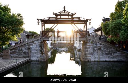 Suzhou, Suzhou, China. 15. September 2022. Am 9. September 2022 hat die alte Stadt Tongli im Bezirk Wujiang, Stadt Suzhou, Provinz Jiangsu, einen anderen Stil unter der Nacht: Sie befindet sich in der antiken Stadt Tongli, Bezirk Wujiang, Stadt Suzhou, Provinz Jiangsu. Die Laternen leuchten, die alten Gebäude leuchten, das klare Wasser umgibt und reflektiert die weißen Wände und blauen Fliesen, was ein wunderschönes Bild umreißt wie ein Traum von Jiangnan.Tongli Ancient Town wurde in der Song Dynastie erbaut. Es gibt viele Gärten, Tempel, Villen und ehemalige Residenzen von Prominenten in der Stockfoto