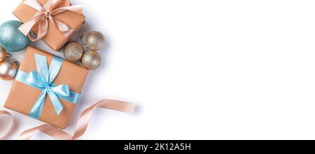 Banner zu Weihnachten oder Neujahr. Weihnachtsgeschenke und Weihnachtsbaumspielzeug auf weißem Hintergrund. Stockfoto