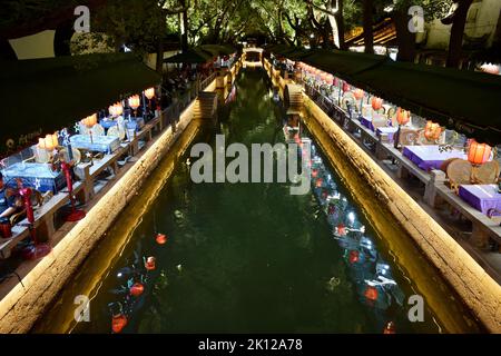 Suzhou, Suzhou, China. 15. September 2022. Am 9. September 2022 hat die alte Stadt Tongli im Bezirk Wujiang, Stadt Suzhou, Provinz Jiangsu, einen anderen Stil unter der Nacht: Sie befindet sich in der antiken Stadt Tongli, Bezirk Wujiang, Stadt Suzhou, Provinz Jiangsu. Die Laternen leuchten, die alten Gebäude leuchten, das klare Wasser umgibt und reflektiert die weißen Wände und blauen Fliesen, was ein wunderschönes Bild umreißt wie ein Traum von Jiangnan.Tongli Ancient Town wurde in der Song Dynastie erbaut. Es gibt viele Gärten, Tempel, Villen und ehemalige Residenzen von Prominenten in der Stockfoto