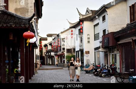 Suzhou, Suzhou, China. 15. September 2022. Am 9. September 2022 hat die alte Stadt Tongli im Bezirk Wujiang, Stadt Suzhou, Provinz Jiangsu, einen anderen Stil unter der Nacht: Sie befindet sich in der antiken Stadt Tongli, Bezirk Wujiang, Stadt Suzhou, Provinz Jiangsu. Die Laternen leuchten, die alten Gebäude leuchten, das klare Wasser umgibt und reflektiert die weißen Wände und blauen Fliesen, was ein wunderschönes Bild umreißt wie ein Traum von Jiangnan.Tongli Ancient Town wurde in der Song Dynastie erbaut. Es gibt viele Gärten, Tempel, Villen und ehemalige Residenzen von Prominenten in der Stockfoto