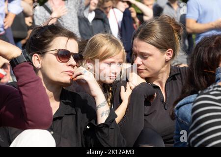 London, Großbritannien. 14. September 2022. Mitglieder der Öffentlichkeit sehen die Prozession, die den Sarg der Königin auf großen Leinwänden im Hyde Park nach Westminster trägt. Quelle: Andy Sillett/Alamy Live News Stockfoto