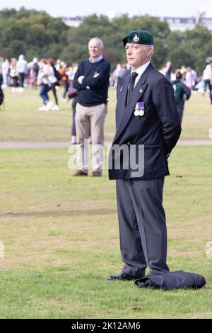 London, Großbritannien. 14. September 2022. Mitglieder der Öffentlichkeit sehen die Prozession, die den Sarg der Königin auf großen Leinwänden im Hyde Park nach Westminster trägt. Quelle: Andy Sillett/Alamy Live News Stockfoto