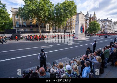 Whitehall London, Großbritannien. 14. September 2022. Große Menschenmengen besetzen jeden Aussichtspunkt der Mall, um die Prozession für den Liegenden-Staat zu beobachten, der auf dem Weg entlang Whitehall unterwegs ist und der Sarg vom Buckingham Palace zur Westminster Hall auf einer Waffenkarriage der Königstruppe Royal Horse Artillery gebracht wird, wo sie liegen wird In Zustand bis zum frühen Morgen ihrer Beerdigung. Königin Elizabeth II. Starb am 8. September 2022 in Balmoral Castle in Schottland und wird von ihrem ältesten Sohn, König Charles III, abgelöst.Quelle: amer ghazzal/Alamy Live News Stockfoto