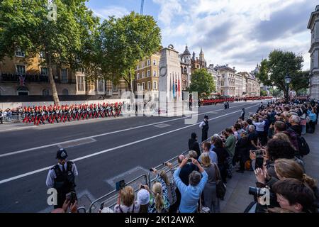 Whitehall London, Großbritannien. 14. September 2022. Große Menschenmengen besetzen jeden Aussichtspunkt der Mall, um die Prozession für den Liegenden-Staat zu beobachten, der auf dem Weg entlang Whitehall unterwegs ist und der Sarg vom Buckingham Palace zur Westminster Hall auf einer Waffenkarriage der Königstruppe Royal Horse Artillery gebracht wird, wo sie liegen wird In Zustand bis zum frühen Morgen ihrer Beerdigung. Königin Elizabeth II. Starb am 8. September 2022 in Balmoral Castle in Schottland und wird von ihrem ältesten Sohn, König Charles III, abgelöst.Quelle: amer ghazzal/Alamy Live News Stockfoto