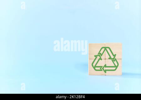 Recycling-Konzept. Holzblöcke Puzzle mit grünem Recycling-Symbol und Copy Space. Stockfoto