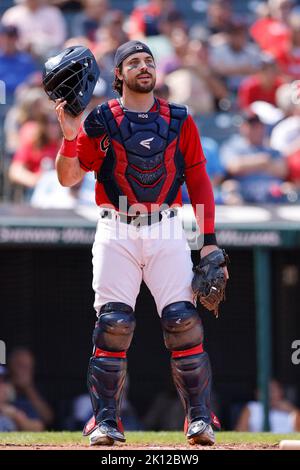 CLEVELAND, OH - 14. SEPTEMBER: Austin Hedges (17), der Cleveland Guardians Catcher, sieht am 14. September 2022 bei einem MLB-Spiel gegen die Los Angeles Angels im Progressive Field in Cleveland, Ohio, zu. (Foto: Joe Robbins/Image of Sport) Stockfoto