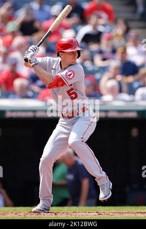 CLEVELAND, OH - 14. SEPTEMBER: Matt Duffy (5) der dritte Baseman der Los Angeles Angels schlägt am 14. September 2022 im Progressive Field in Cleveland, Ohio, während eines MLB-Spiels gegen die Cleveland Guardians. (Foto: Joe Robbins/Image of Sport) Stockfoto