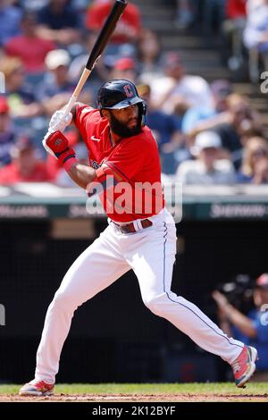 CLEVELAND, OH - 14. SEPTEMBER: Die Cleveland Guardians benannten den Hitter Amed Rosario (1) Bats während eines MLB-Spiels gegen die Los Angeles Angels am 14. September 2022 im Progressive Field in Cleveland, Ohio. (Foto: Joe Robbins/Image of Sport) Stockfoto