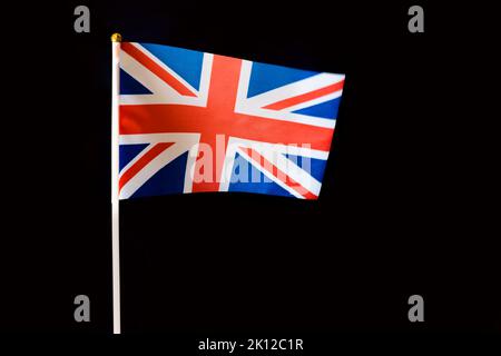 Union Jack Flagge vor schwarzem Hintergrund. Flagge Großbritanniens Stockfoto