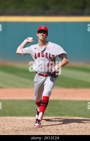 CLEVELAND, OH - 14. SEPTEMBER: Jimmy Herget (46), der Entlastungskrug der Los Angeles Angels, liefert am 14. September 2022 im Progressive Field in Cleveland (Ohio) einen Platz in einem MLB-Spiel gegen die Cleveland Guardians. (Foto: Joe Robbins/Image of Sport) Stockfoto