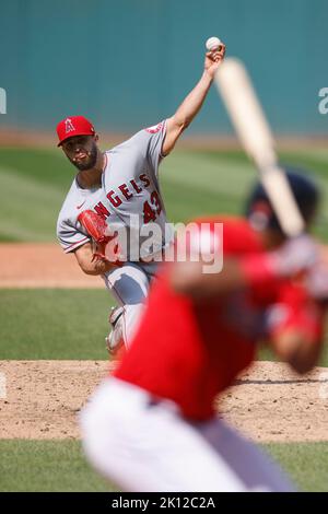 CLEVELAND, OH - 14. SEPTEMBER: Der Startpitcher Patrick Sandoval (43) der Los Angeles Angels liefert am 14. September 2022 im Progressive Field in Cleveland, Ohio, ein Spiel im MLB-Spiel gegen die Cleveland Guardians. (Foto: Joe Robbins/Image of Sport) Stockfoto