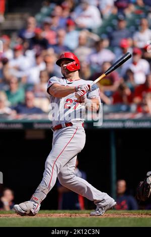 CLEVELAND, OH - 14. SEPTEMBER: Mike Trout (27) der Los Angeles Angels spielt am 14. September 2022 im Progressive Field in Cleveland, Ohio, während eines MLB-Spiels gegen die Cleveland Guardians. (Foto: Joe Robbins/Image of Sport) Stockfoto