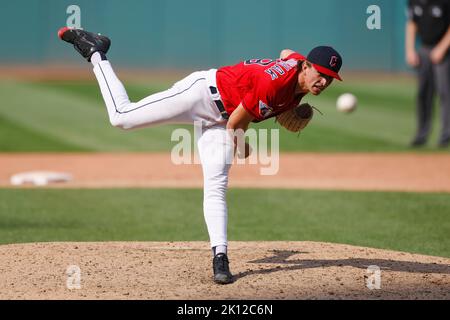 CLEVELAND, OH - 14. SEPTEMBER: James Karinchak (99) liefert am 14. September 2022 im Progressive Field in Cleveland (Ohio) einen Platz während eines MLB-Spiels gegen die Los Angeles Angels. (Foto: Joe Robbins/Image of Sport) Stockfoto