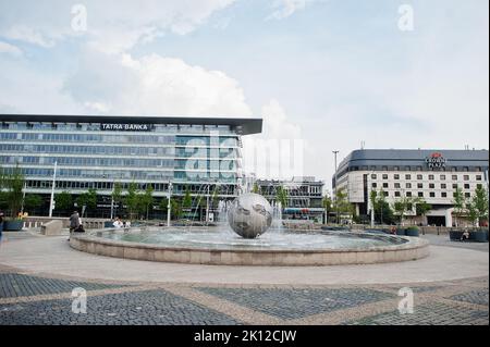 Bratislava, Slowakei - 08. Mai 2022: Brunnen des Grassalkovich-Palastes, Bratislava, Europa. Residenz des Präsidenten der Slowakei in Bratislava. Stockfoto