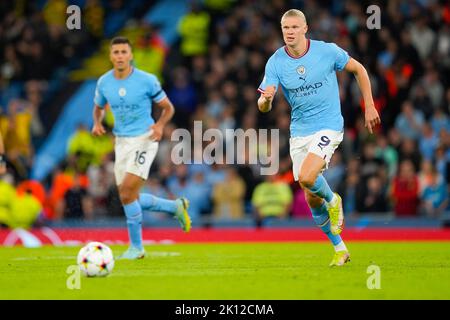 Manchester, Großbritannien 20220914.Rodrigo Hernández Cascante (links) und Erling Braut Haaland von Manchester City während des Champions-League-Fußballmatches zwischen Manchester City und Borussia Dortmund im Etihad Stadium. Foto: Fredrik Varfjell / NTB Stockfoto