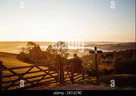 Sonnenaufgang über dem Taw Valley, fotografiert von High Bickington, North Devon, England , Vereinigtes Königreich. Stockfoto