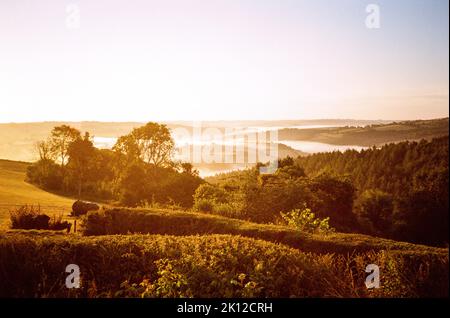 Sonnenaufgang über dem Taw Valley, fotografiert von High Bickington, North Devon, England , Vereinigtes Königreich. Stockfoto