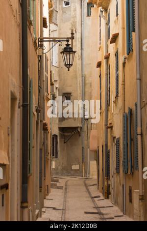 Schmale Gasse in Saint Tropez - Südfrankreich Stockfoto