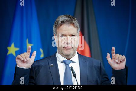 Neuhardenberg, Deutschland. 15. September 2022. Robert Habeck (Bündnis 90/die Grünen), Bundesminister für Wirtschaft und Klimaschutz, hält eine Pressekonferenz am Rande des Treffens von G7 Handelsministern auf Schloss Neuhardenberg. Quelle: Kay Nietfeld/dpa/Alamy Live News Stockfoto