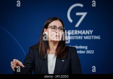 Neuhardenberg, Deutschland. 15. September 2022. Yulia Svyrydenko, stellvertretende Ministerpräsidentin und Wirtschaftsministerin der Ukraine, hält eine Pressekonferenz am Rande des Treffens von G7 Handelsministern auf Schloss Neuhardenberg. Quelle: Kay Nietfeld/dpa/Alamy Live News Stockfoto