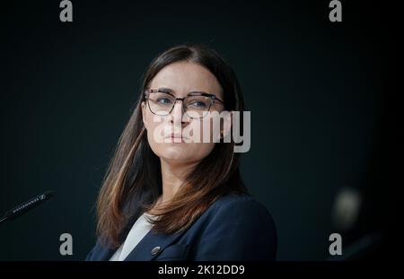 Neuhardenberg, Deutschland. 15. September 2022. Yulia Svyrydenko, stellvertretende Ministerpräsidentin und Wirtschaftsministerin der Ukraine, hält eine Pressekonferenz am Rande des Treffens von G7 Handelsministern auf Schloss Neuhardenberg. Quelle: Kay Nietfeld/dpa/Alamy Live News Stockfoto