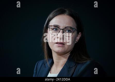 Neuhardenberg, Deutschland. 15. September 2022. Yulia Svyrydenko, stellvertretende Ministerpräsidentin und Wirtschaftsministerin der Ukraine, hält eine Pressekonferenz am Rande des Treffens von G7 Handelsministern auf Schloss Neuhardenberg. Quelle: Kay Nietfeld/dpa/Alamy Live News Stockfoto