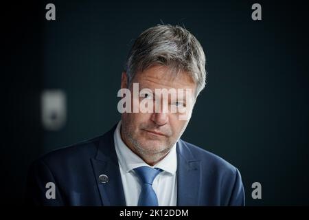 Neuhardenberg, Deutschland. 15. September 2022. Robert Habeck (Bündnis 90/die Grünen), Bundesminister für Wirtschaft und Klimaschutz, hält eine Pressekonferenz am Rande des Treffens von G7 Handelsministern auf Schloss Neuhardenberg. Quelle: Kay Nietfeld/dpa/Alamy Live News Stockfoto