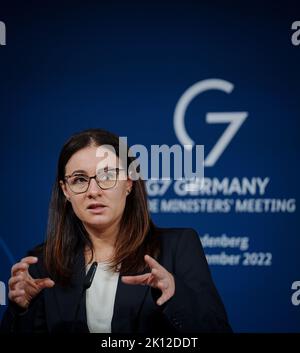 Neuhardenberg, Deutschland. 15. September 2022. Yulia Svyrydenko, stellvertretende Ministerpräsidentin und Wirtschaftsministerin der Ukraine, hält eine Pressekonferenz am Rande des Treffens von G7 Handelsministern auf Schloss Neuhardenberg. Quelle: Kay Nietfeld/dpa/Alamy Live News Stockfoto