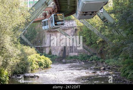 Wuppertal september2022: Die Wuppertaler Schwebebahn ist ein öffentliches Verkehrssystem in Wuppertal, das am 1. März 1901 eröffnet wurde Stockfoto