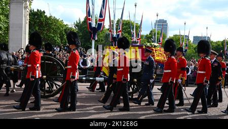 Am Mittwoch, dem 14. September, transportierte eine feierliche Prozession den Sarg Ihrer Majestät der Königin vom Buckingham Palace in die Westminster Hall in den Houses of Parliament , wo das Lügen-in-State begonnen hat. Ihre Majestät die Königin wird im Palace of Westminster bis Montag, den 19. September liegen. Mitglieder der Öffentlichkeit können besuchen, um Respekt zu zahlen. Stockfoto