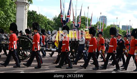 Am Mittwoch, dem 14. September, transportierte eine feierliche Prozession den Sarg Ihrer Majestät der Königin vom Buckingham Palace in die Westminster Hall in den Houses of Parliament , wo das Lügen-in-State begonnen hat. Ihre Majestät die Königin wird im Palace of Westminster bis Montag, den 19. September liegen. Mitglieder der Öffentlichkeit können besuchen, um Respekt zu zahlen. Stockfoto