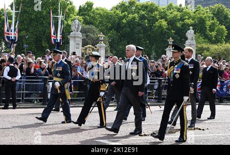 Am Mittwoch, dem 14. September, transportierte eine feierliche Prozession den Sarg Ihrer Majestät der Königin vom Buckingham Palace in die Westminster Hall in den Houses of Parliament , wo das Lügen-in-State begonnen hat. Ihre Majestät die Königin wird im Palace of Westminster bis Montag, den 19. September liegen. Mitglieder der Öffentlichkeit können besuchen, um Respekt zu zahlen. Stockfoto