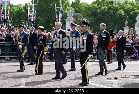 Am Mittwoch, dem 14. September, transportierte eine feierliche Prozession den Sarg Ihrer Majestät der Königin vom Buckingham Palace in die Westminster Hall in den Houses of Parliament , wo das Lügen-in-State begonnen hat. Ihre Majestät die Königin wird im Palace of Westminster bis Montag, den 19. September liegen. Mitglieder der Öffentlichkeit können besuchen, um Respekt zu zahlen. Stockfoto