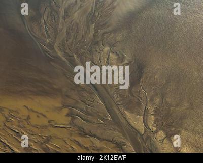 YANCHENG, CHINA - 12. SEPTEMBER 2022 - eine Luftaufnahme der "Gezeitenbäume" am Tiaozi-Schlamm-Feuchtgebiet in der Nähe des Gelben Meeres in Yancheng, Stockfoto