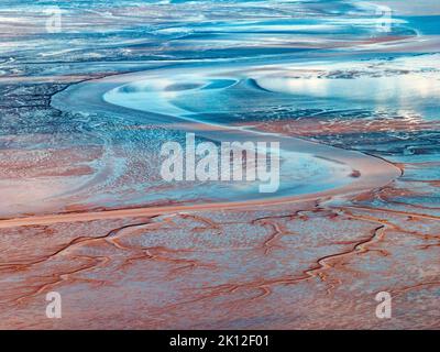 YANCHENG, CHINA - 12. SEPTEMBER 2022 - eine Luftaufnahme der "Gezeitenbäume" am Tiaozi-Schlamm-Feuchtgebiet in der Nähe des Gelben Meeres in Yancheng, Stockfoto