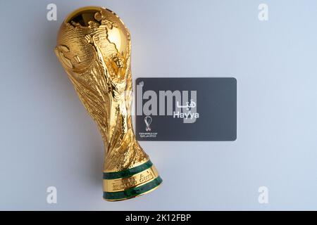 Doha, Katar - 14. September 2022: Nachbildung der WM-Trophäe und der Hayya Card. FIFA Fußball-Weltmeisterschaft 2022 in Katar. Stockfoto