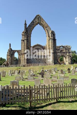 Bolton Abbey in Wharfedale, North Yorkshire, England, ist nach den Ruinen eines Augustinerklosters aus dem 12.. Jahrhundert benannt, das heute als Bolton Priory bekannt ist. Stockfoto