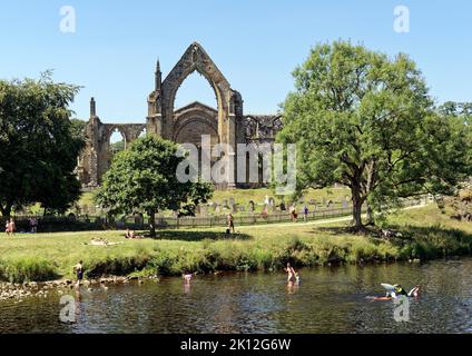 Bolton Abbey in Wharfedale, North Yorkshire, England, ist nach den Ruinen eines Augustinerklosters aus dem 12.. Jahrhundert benannt, das heute als Bolton Priory bekannt ist. Stockfoto