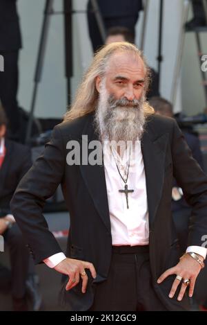 Warren Ellis nimmt an der BLONDEN Filmpremiere beim Venice Film Festival 79. 2022, September 8., Venedig Teil. FAMA © Fausto Marci Stockfoto
